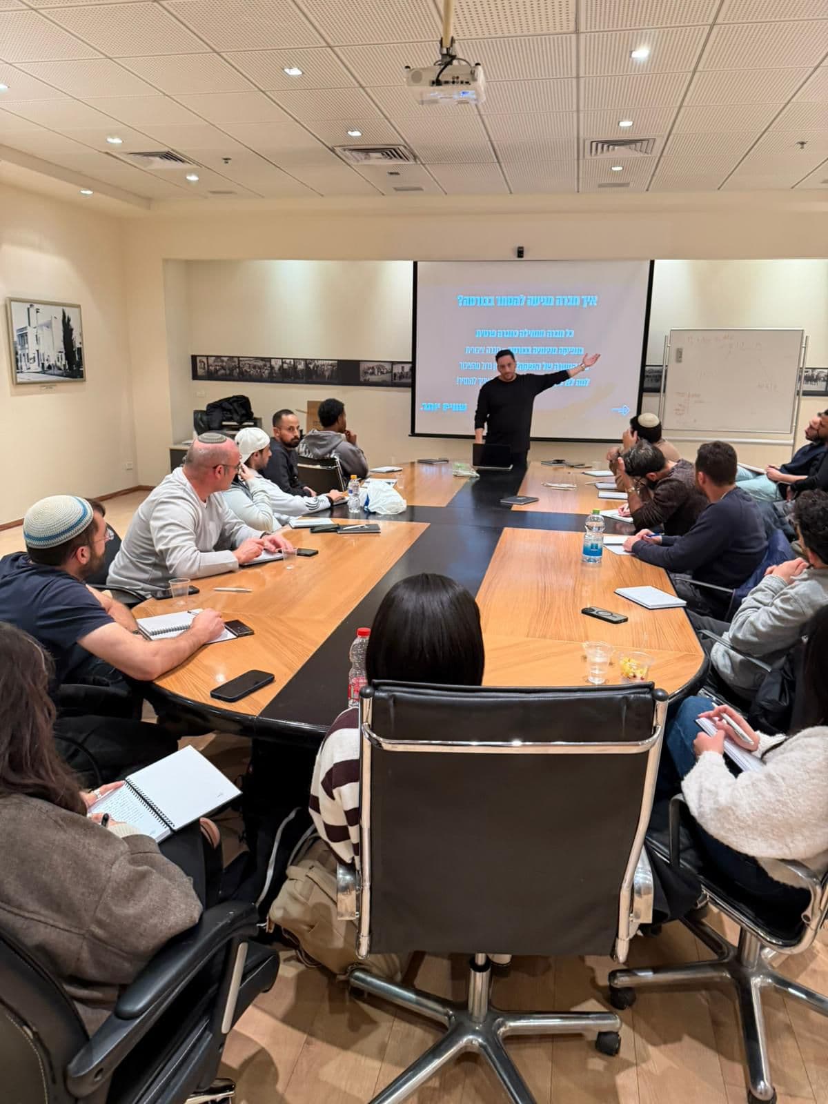הרצאה בחדר ישיבות עם מקרן