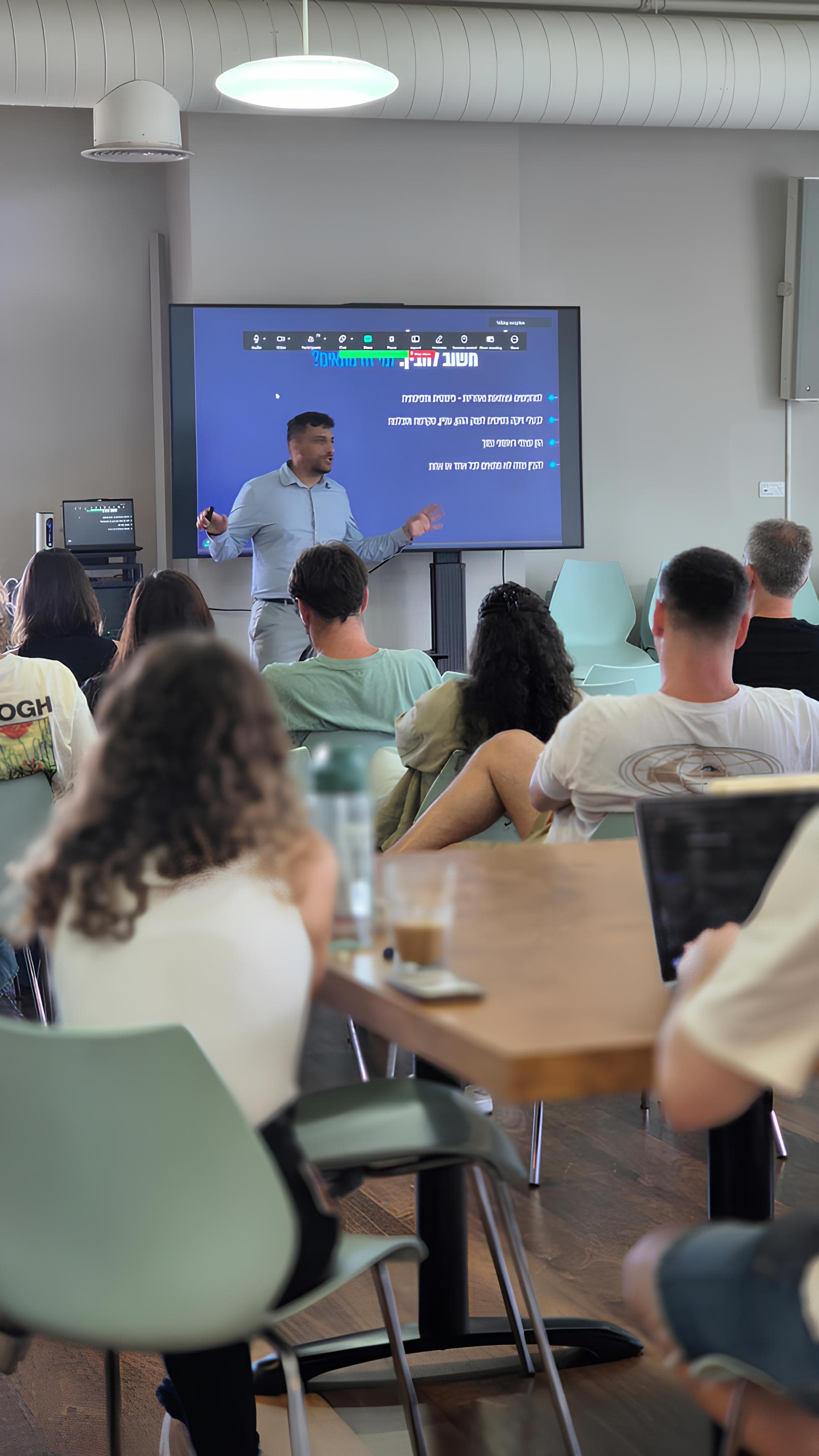 קשת מרצה לקהל צעיר