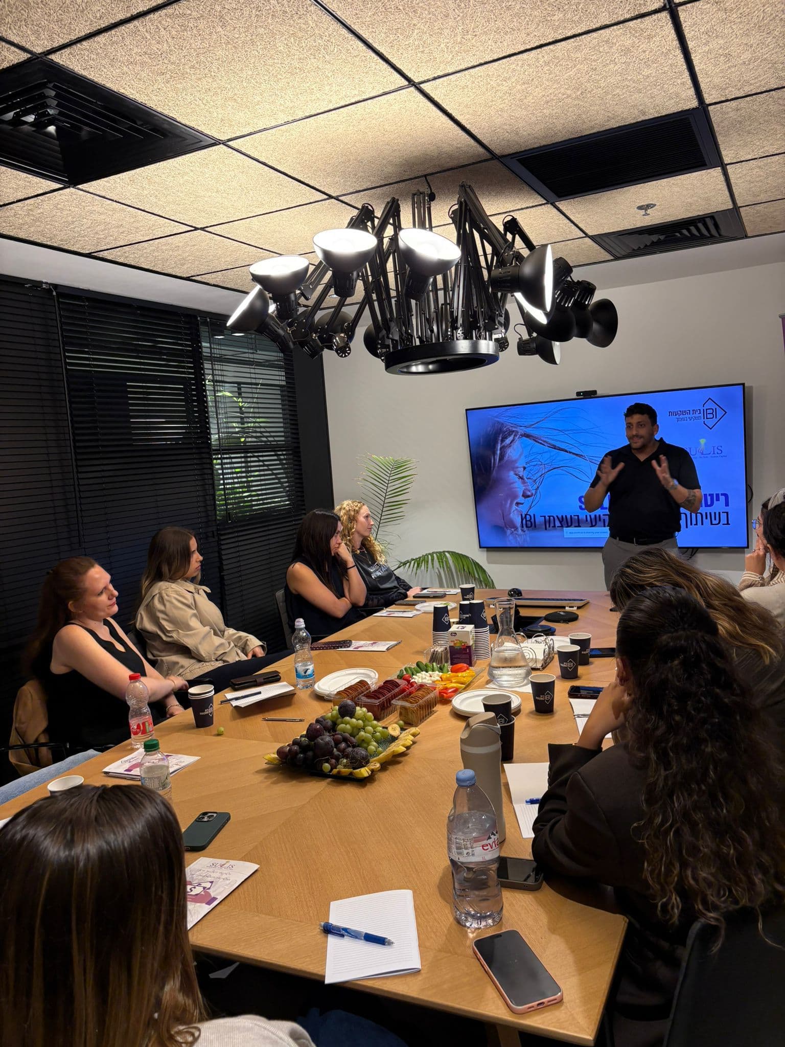 סדנה בחדר ישיבות פרימיום — מבט רחב