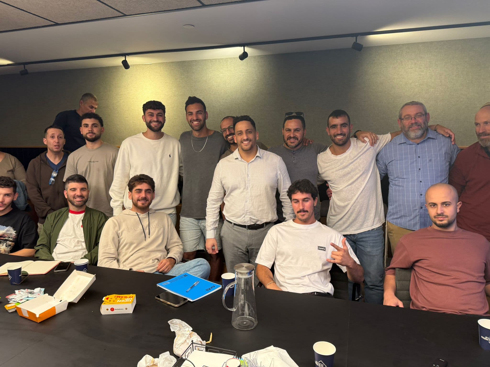 תמונה קבוצתית עם תלמידי קשת פיננס